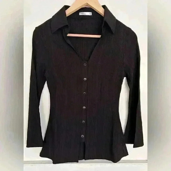 BNWT Uncle Studios Black Shirt with 3/4 Bell Sleeves Size XS - Picture 2 of 7